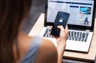 Foto: Frau mit Smartphone